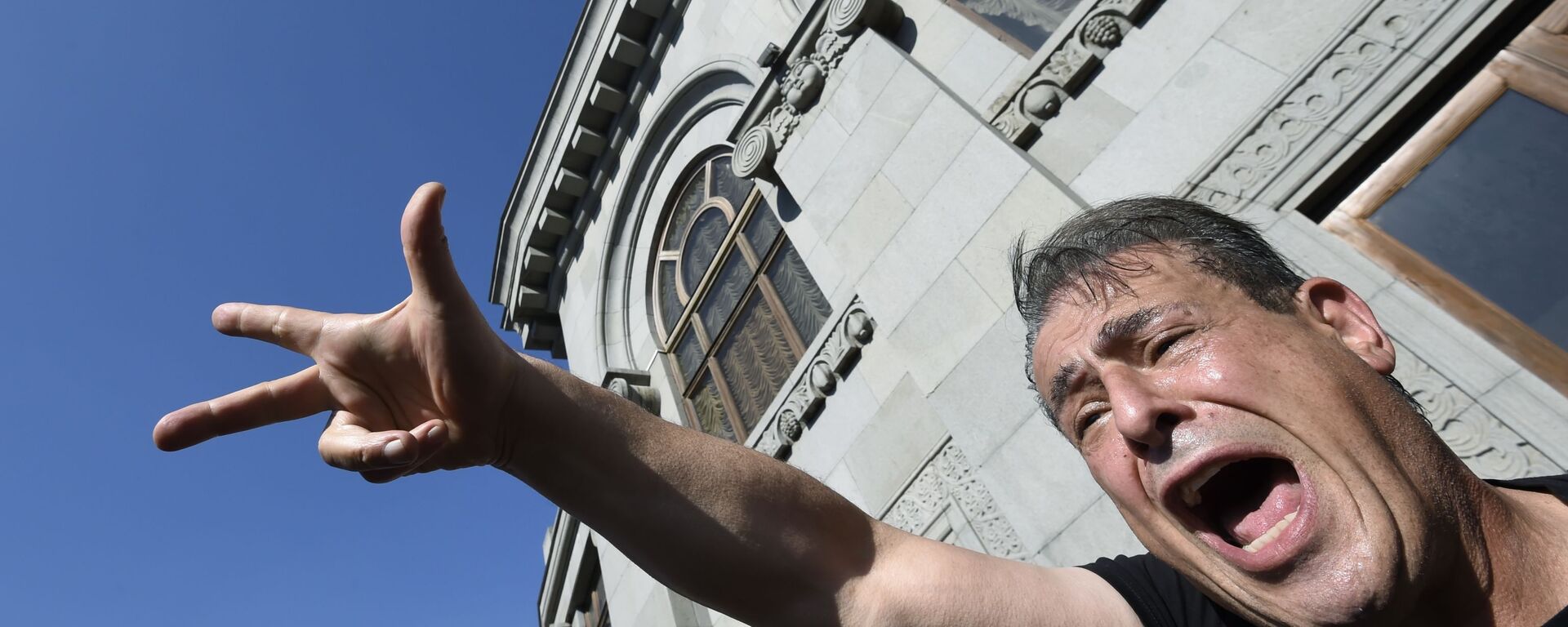 احتجاجات الآلاف في يريفان المطالبين بإقالة رئيس الوزراء نيكول باشينيان بسبب توقيع اتفاق لوقف إطلاق النار ضمن لأذربيجان تحقيق مكاسب ميدانية على الأرض في إقليم ناغورني قره باغ، أرمينيا 11 نوفمبر 2020 - سبوتنيك عربي, 1920, 27.06.2025