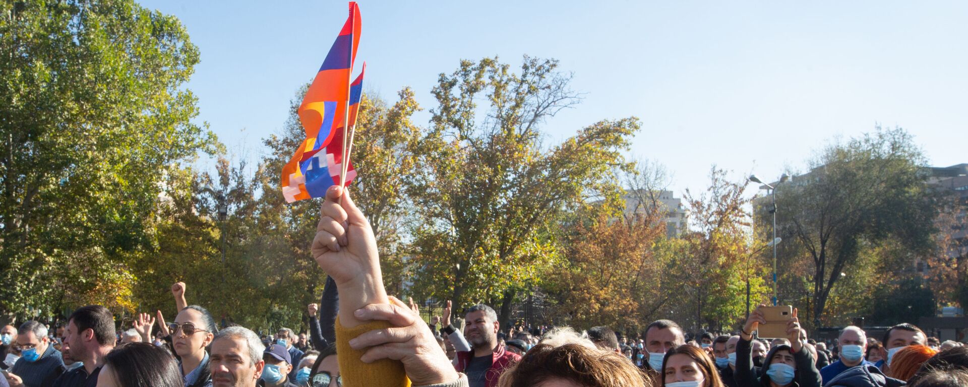 احتجاجات الآلاف في يريفان المطالبين بإقالة رئيس الوزراء نيكول باشينيان بسبب توقيع اتفاق لوقف إطلاق النار ضمن لأذربيجان تحقيق مكاسب ميدانية على الأرض في إقليم ناغورني قره باغ، أرمينيا 11 نوفمبر 2020 - سبوتنيك عربي, 1920, 02.07.2025