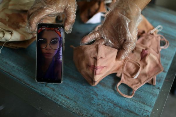 الفنان التشكيلي البرازيلي، خورخي سيلفا روريز، يرسم قناعًا وقائيًا بناءا على طلب الزيون الذي يرسل له صورته، ويعمل في منزله في ريو دي جانيرو، وسط تفشي مرض فيروس كورونا (كوفيد-19) في البرازيل، 10 نوفمبر 2020. - سبوتنيك عربي