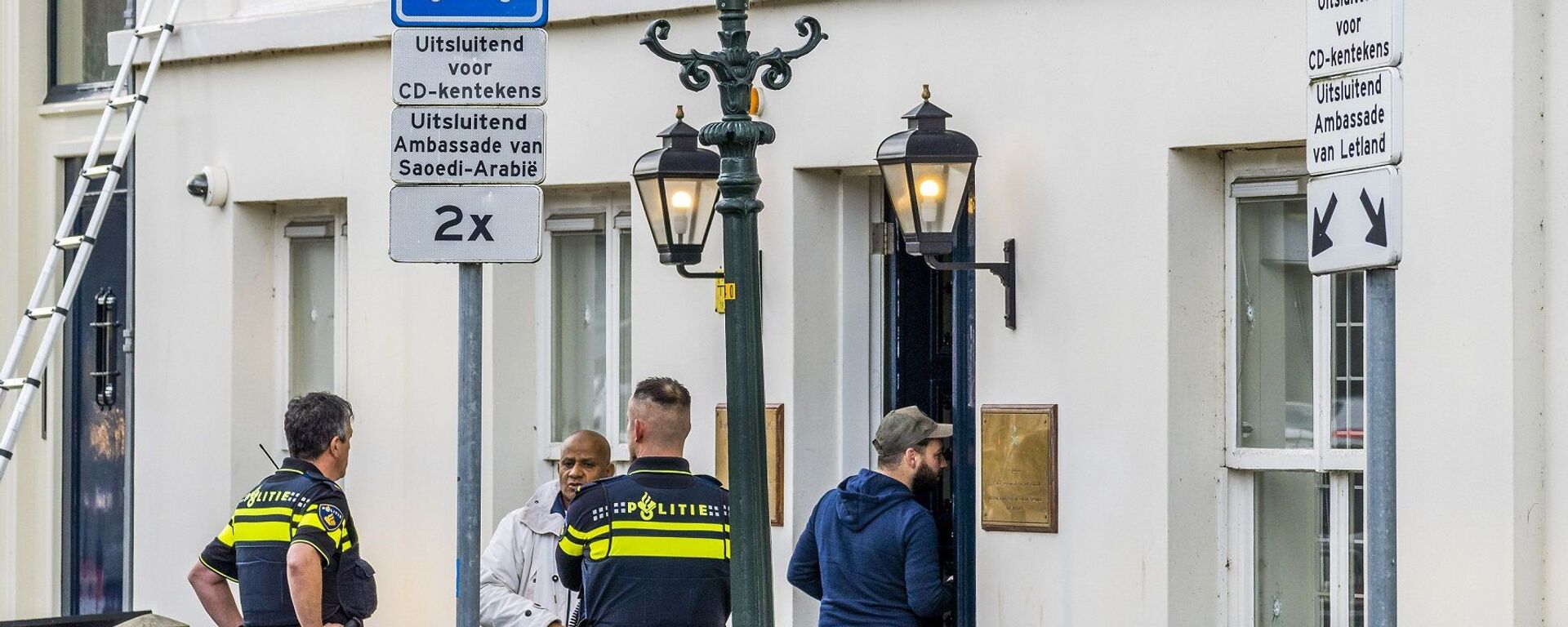 الشرطة تحقق خارج السفارة السعودية في لاهاي بعد حادث إطلاق النار، هولندا، 12 نوفمبر/ تشرين الثاني 2020 - سبوتنيك عربي, 1920, 30.01.2021