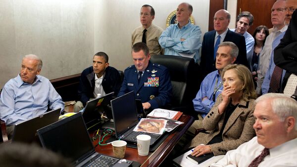 الرئيس الأمريكي السابق باراك أوباما ونائب الرئيس جو بايدن مع أعضاء فريق الأمن القومي، أثناء عملية قتل أسامة بن لادن في غرفة العمليات بالبيت الأبيض، 1 مايو 2011 - سبوتنيك عربي