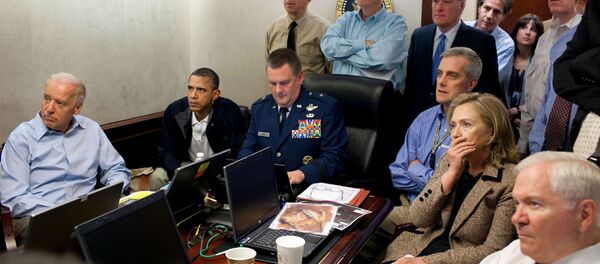 الرئيس الأمريكي السابق باراك أوباما ونائب الرئيس جو بايدن مع أعضاء فريق الأمن القومي، أثناء عملية قتل أسامة بن لادن في غرفة العمليات بالبيت الأبيض، 1 مايو 2011 - سبوتنيك عربي