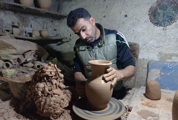 عائلة سورية أرمنية تحافظ على مهنة صناعة الفخار منذ 450 عاما...فيديو - سبوتنيك عربي