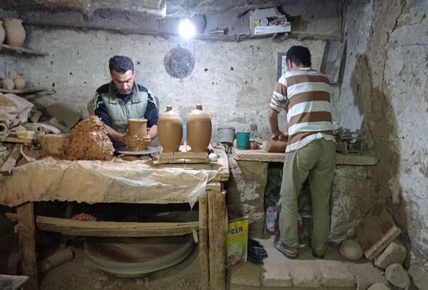 عائلة سورية أرمنية تحافظ على مهنة صناعة الفخار منذ 450 عاما...فيديو - سبوتنيك عربي