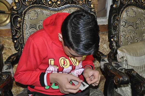 طفل سوري يتغلب على التّوحد ويصنع الحلي لفناني بلده... فيديو - سبوتنيك عربي