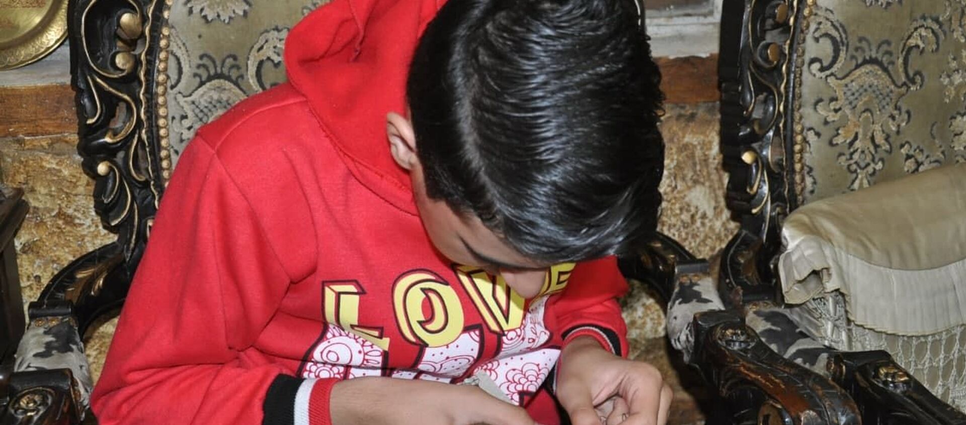 زيد، طفل سوري يتغلب على التّوحد ويصنع الحلي لفناني بلده - سبوتنيك عربي, 1920, 02.09.2021