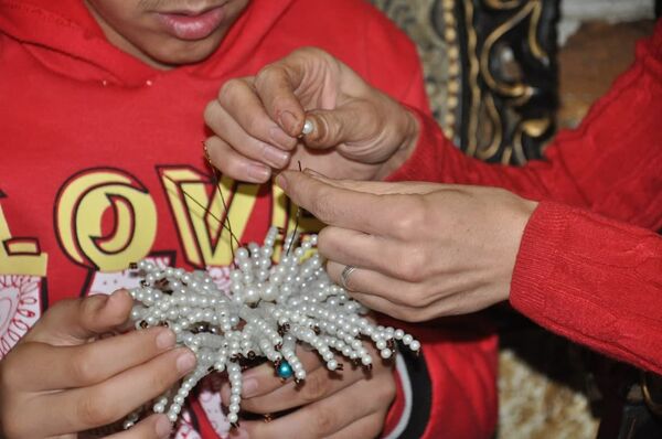 طفل سوري يتغلب على التّوحد ويصنع الحلي لفناني بلده... فيديو - سبوتنيك عربي