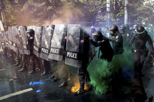 تايلاند: اشتباكات عنيفة بين المتظاهرين المؤيدين للديمقراطية والملكيين في بانكوك... فيديو - سبوتنيك عربي