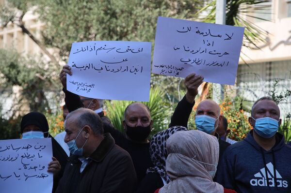 هرج ومرج أمام المصارف... أهالي الطلاب اللبنانيين في الخارج يصعدون المواجهة..فيديو هرج ومرج أمام المصارف... أهالي الطلاب اللبنانيين في الخارج يصعدون المواجهة..فيديو - سبوتنيك عربي