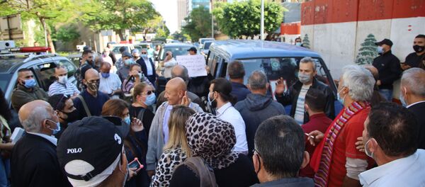 تظاهرة لأهالي الطلاب اللبنانيين في الجامعات الأجنبية أمام مصرف لبنان تظاهرة لأهالي الطلاب اللبنانيين في الجامعات الأجنبية أمام مصرف لبنان - سبوتنيك عربي