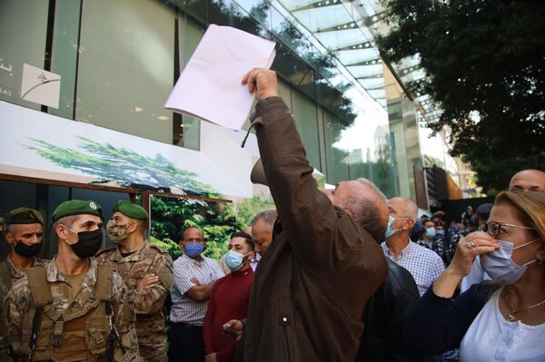 هرج ومرج أمام المصارف... أهالي الطلاب اللبنانيين في الخارج يصعدون المواجهة..فيديو هرج ومرج أمام المصارف... أهالي الطلاب اللبنانيين في الخارج يصعدون المواجهة..فيديو - سبوتنيك عربي