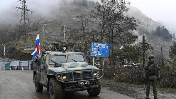 حاجز (نقطة المراقبة) تابع لـ قوات حفظ السلام الروسية في ممر لاتشين، قره باغ 18 نوفمبر 2020 - سبوتنيك عربي