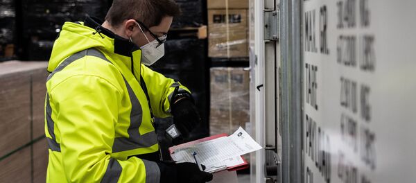 تسليم لقاح سبوتنيك V ضد فيروس كورونا  الروسي إلى المجر لإجراء التجارب السريرية 19 نوفمبر 2020 - سبوتنيك عربي