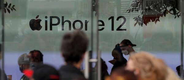 العملاء ينتظرون في طابور خارج متجر آبل في بروكلين بمدينة نيويورك الأمريكية، لشراء هاتف آيفون 12، 23 أكتوبر/ تشرين الأول 2020 - سبوتنيك عربي