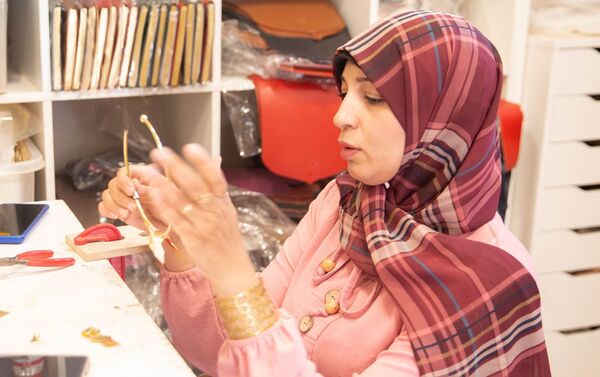 صانعة حلي في مشروع مشكاة التابعة لمؤسسة السلطان لتطوير منطقة قايتباي - سبوتنيك عربي