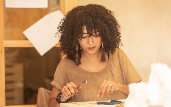 هبة النجار مدير مشروع مشكاة لصناعة الحلي في منطقة قايتباي - سبوتنيك عربي