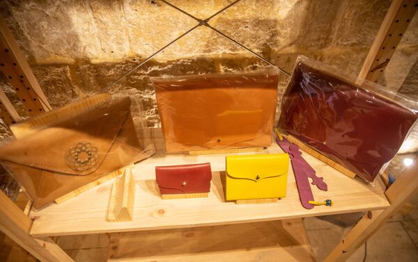 صناعة الجلد في مشكاة التابعة لمؤسسة السلطان لتطوير منطقة قايتباي - سبوتنيك عربي