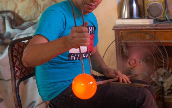 صانع زجاج أمام فرن حجري في منطقة قايتباي - سبوتنيك عربي