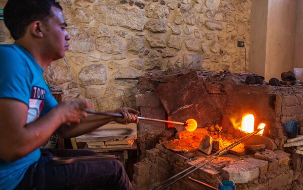 صانع زجاج أمام فرن حجري في منطقة قايتباي - سبوتنيك عربي