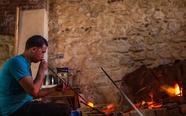 صانع زجاج أمام فرن حجري في منطقة قايتباي - سبوتنيك عربي