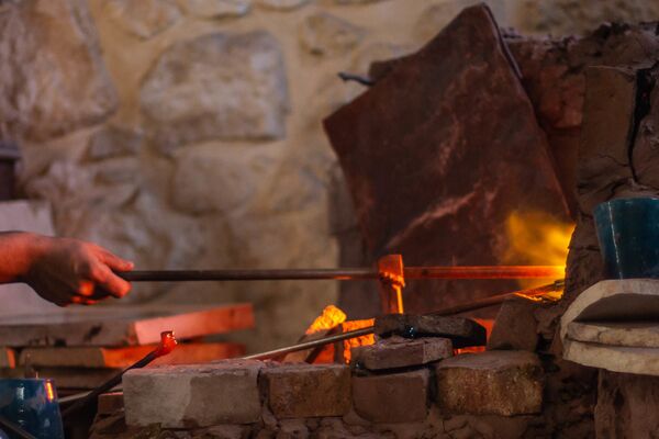 في صحراء المماليك... حرفيون يعيدون الحياة إلى مدينة الموتى - سبوتنيك عربي