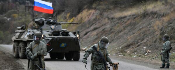  عناصر الفريق المتخصص في  إزالة الألغام التابع لوزارة الدفاع الروسية أثناء مهام الاستطلاع الهندسي، وإزالة الألغام من الأراضي والطرق، في مناطق ناغورني قره باغ، 23 نوفمبر 2020 - سبوتنيك عربي