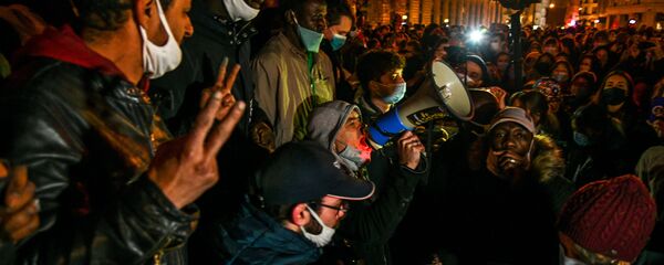 احتجاجات ضد عملية طرد المهاجرين غير الشرعيين من ساحة الجمهورية في باريس، فرنسا  24 نوفمبر 2020 - سبوتنيك عربي