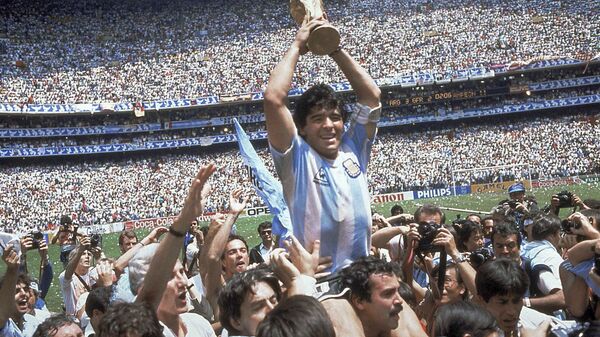 لاعب كرة القدم الأرجنتيني دييغو مارادونا، يحتفل بفوز منتخبه بكأس العالم في  1986 - سبوتنيك عربي