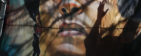 المشجعون يودعون كرة القدم الأرجنتيني دييغو مارادونا، بوينس ايروس، الأرجنتين 25 نوفمبر 2020 - سبوتنيك عربي