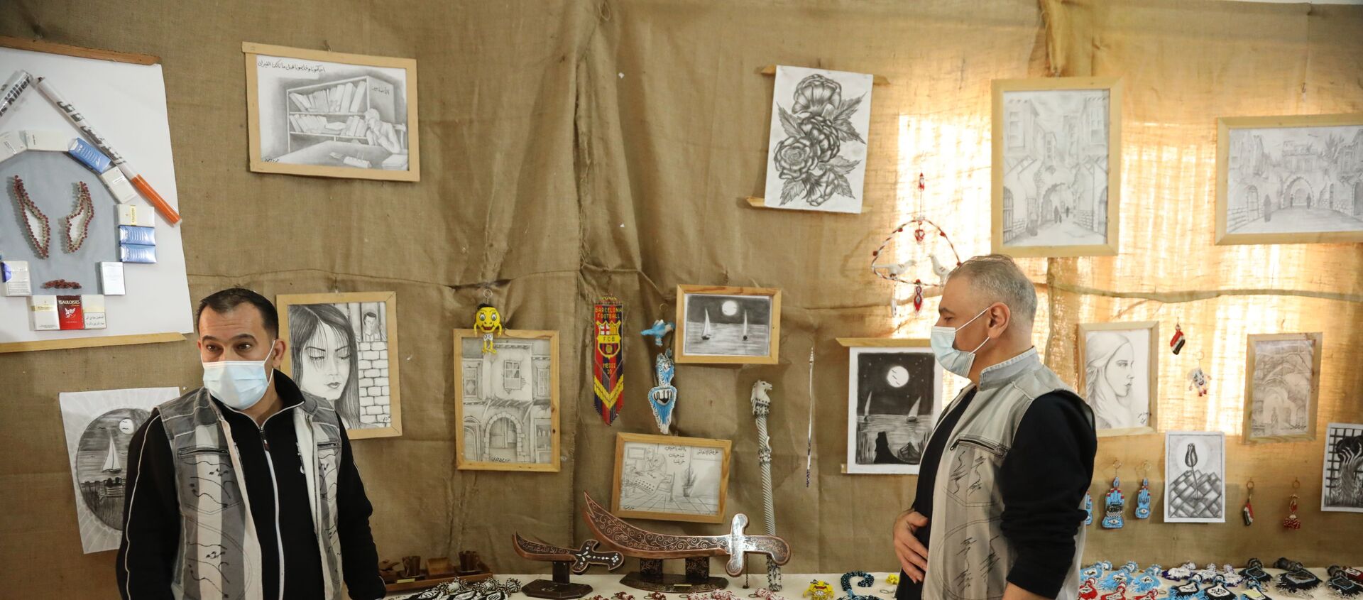 عبر لوحات الفن التشكيلي ومنتجاتٍ يدويّة وتراثيّة، شاركَ نزلاء سجن دمشق المركزي بفعالية أيام الثقافة السورية التي أطلقتها وزارة الثقافة قبل أيام في العاصمة دمشق تحت شعار ثقافتي هويتي. 26 نوفمبر 2020 - سبوتنيك عربي, 1920, 17.12.2020