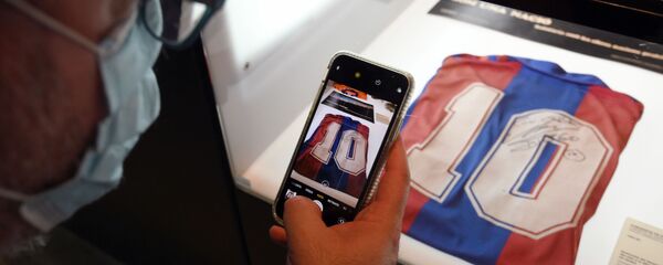 قميص مارادونا مع نادي برشلونة - سبوتنيك عربي