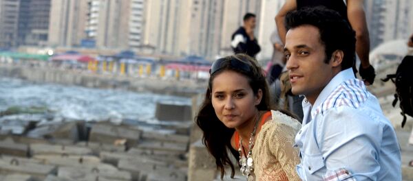 الفنان المصري، يوسف الشريف، مع الفنانة المصرية، نيللي كريم، في كواليس تصوير فيلم آخر الدنيا إنتاج 2006 - سبوتنيك عربي