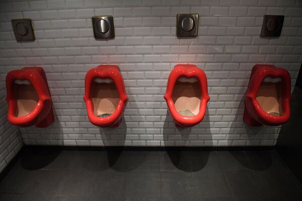 مراحيض عامة للرجال مستوحاة من شعار فرقة روك الموسيقية الإنجليزيةرولينغ ستونز، من تصميم الفنان الهولندي مايكي فان شاينديل في حانة في باريس، فرنسا - سبوتنيك عربي