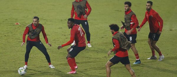 منظر عام للاعبي الأهلي خلال فترة الإحماء قبل مباراة نهائي دوري أبطال أفريقيا، 27 نوفمبر/ تشرين الثاني 2020 - سبوتنيك عربي