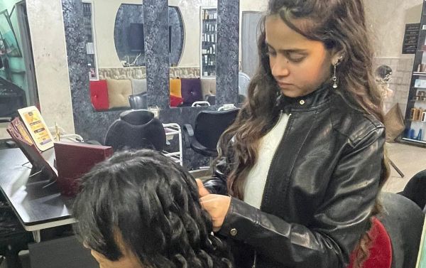 الكوافيرة سما بليدي .. أصغر مصففة شعر في فلسطين الكوافيرة سما بليدي .. أصغر مصففة شعر في فلسطين - سبوتنيك عربي