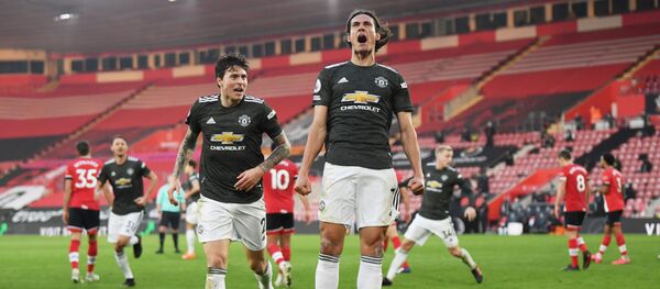 إيديسون كافاني مع مانشستر يونايتد في مباراته ضد ساوثهامبتون - سبوتنيك عربي