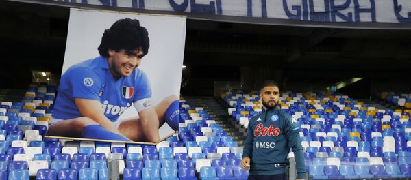 تكريم مارادونا في مباراة نابولي وروما  - سبوتنيك عربي