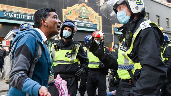 احتجاجات واعتقالات في مظاهرات ضد القيود التي فرضتها السلطات البريطانية بسبب فيروس كورونا في لندن، إنجلترا 28-29 نوفمبر 2020 - سبوتنيك عربي