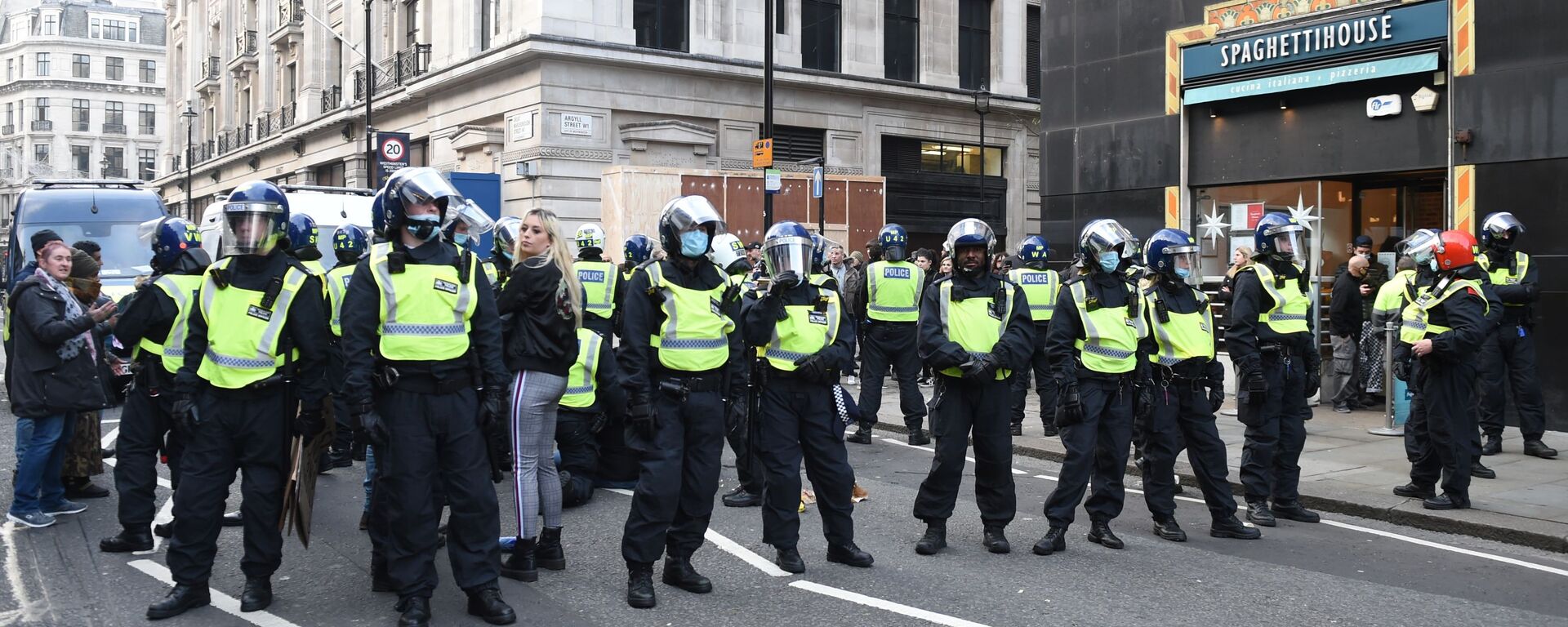 احتجاجات واعتقالات في مظاهرات ضد القيود التي فرضتها السلطات البريطانية بسبب فيروس كورونا في لندن، إنجلترا 28-29 نوفمبر 2020 - سبوتنيك عربي, 1920, 25.10.2025