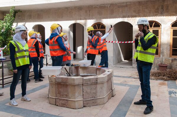 فريق الإله حدد... شبان حلبيون يسعفون حجارة مدينتهم القديمة... صور وفيديو - سبوتنيك عربي