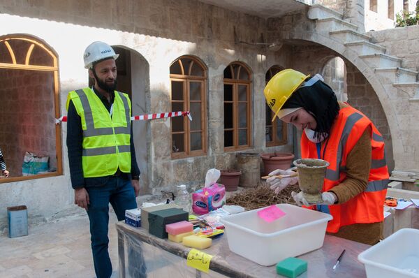 فريق الإله حدد... شبان حلبيون يسعفون حجارة مدينتهم القديمة... صور وفيديو - سبوتنيك عربي