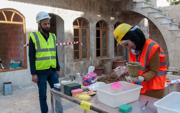 فريق حدد المهتم بالتراث وإسعاف حجارة مدينتهم حلب، سوريا - سبوتنيك عربي