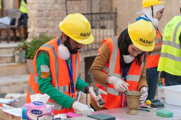 فريق الإله حدد... شبان حلبيون يسعفون حجارة مدينتهم القديمة... صور وفيديو - سبوتنيك عربي