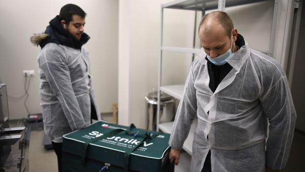 إعداد لقاح سبوتنيك V ضد فيروس كورونا لإرساله خارج روسيا، 2 ديسمبر 2020 إعداد لقاح سبوتنيك V ضد فيروس كورونا لإرساله خارج روسيا، 2 ديسمبر 2020 - سبوتنيك عربي