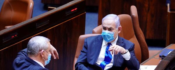 رئيس الوزراء الإسرائيلي بنيامين نتنياهو ووزير الدفاع بيني غانتس في الكنيست، القدس 17 مايو 2020 - سبوتنيك عربي