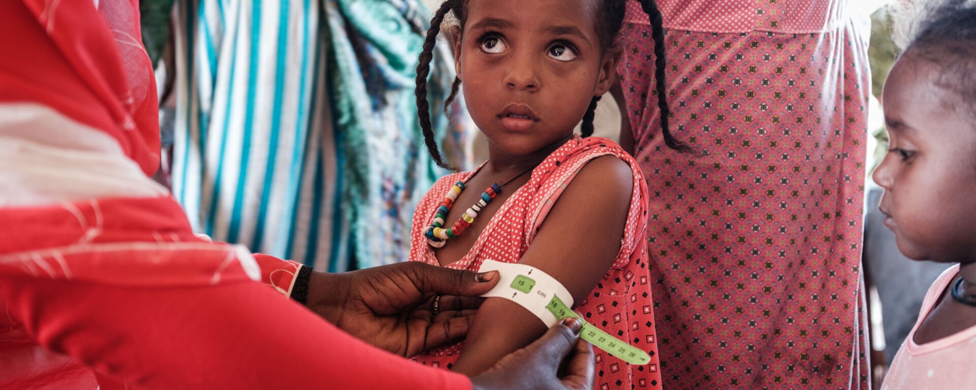 طفلة إثيوبية، تبلغ من العمر 4 سنوات، لاجئة من تيغراي، يتم فحصها في في مركز عبور فيليج إيت لسوء التغذية  بالقرب من الحدود الإثيوبية في القضارف شرق السودان، 2 ديسمبر 2020. - سبوتنيك عربي, 1920, 28.04.2021
