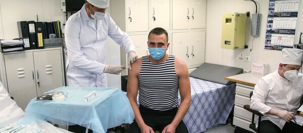 تطعيم أفراد الأسطول الشمالي الروسي على متن الفرقاطة الأميرال كاساتونوف  بـ لقاح سبوتنيك V ضد فيروس كورونا في سيفيرومورسك، روسيا 2 ديسمبر 2020 - سبوتنيك عربي