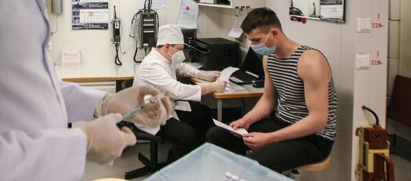 تطعيم أفراد الأسطول الشمالي الروسي على متن الفرقاطة الأميرال كاساتونوف  بـ لقاح سبوتنيك V ضد فيروس كورونا في سيفيرومورسك، روسيا 2 ديسمبر 2020 - سبوتنيك عربي