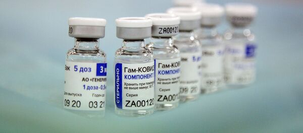 تطعيم أفراد الأسطول الشمالي الروسي على متن الفرقاطة الأميرال كاساتونوف  بـ لقاح سبوتنيك V ضد فيروس كورونا في سيفيرومورسك، روسيا 2 ديسمبر 2020 - سبوتنيك عربي