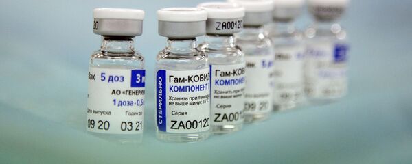 تطعيم أفراد الأسطول الشمالي الروسي على متن الفرقاطة الأميرال كاساتونوف  بـ لقاح سبوتنيك V ضد فيروس كورونا في سيفيرومورسك، روسيا 2 ديسمبر 2020 - سبوتنيك عربي